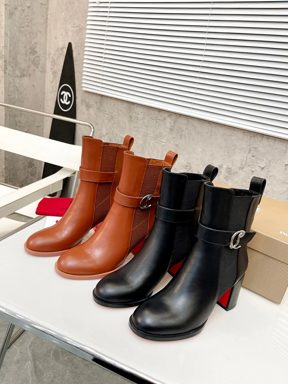 👟👟Ex-factory price 600👟👟 Christian Louboutin (CL) launches new thick-heeled thick-soled boots in 2022, made of shiny calf leather. Eye-catching embellishments on the side, elastic gold-plated Christian Louboutin (CL) logo design, tube height 6 inches (15cm) ✅Fabric: grained cowhide ✅Lining: sheepskin ✅Outsole/heel height: rubber Genuine leather heel height 7cm ✅Color: black reddish brown ✅Number: 34-41 (customized for 34,41) ✅Packaging: original board packaging
